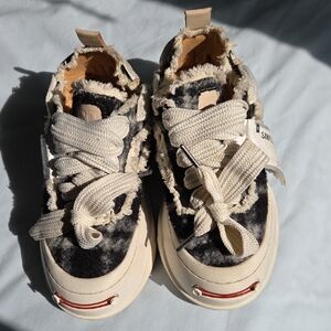 SmileRepublic Cream & Black Frayed Lace-Up Sneakers
